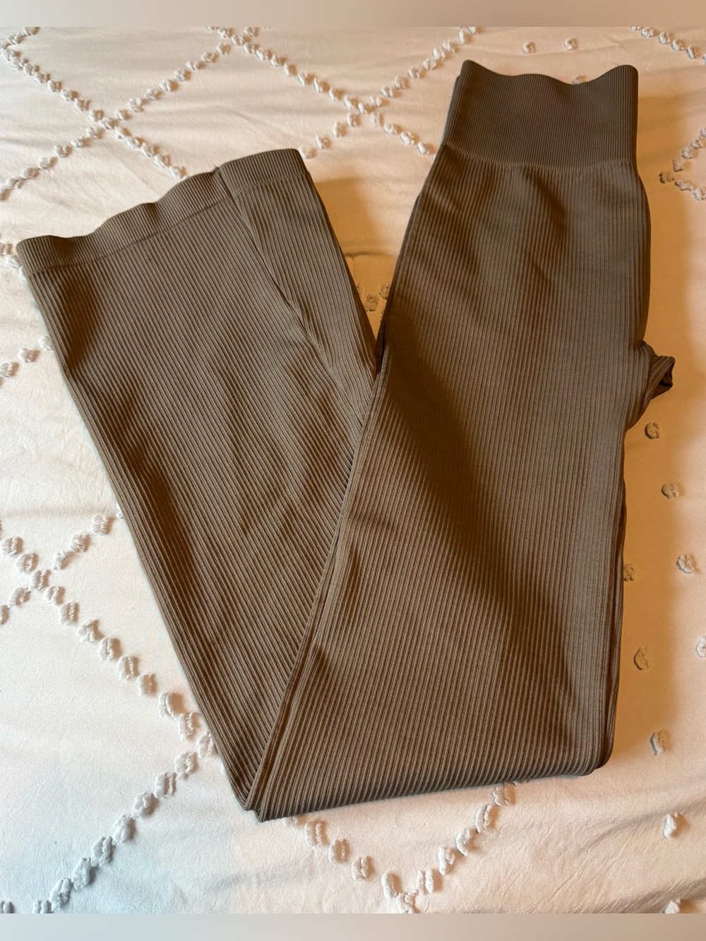 OQQ Brown Ribbed Seamless Flare Leggings Yoga Pants Size M EUC